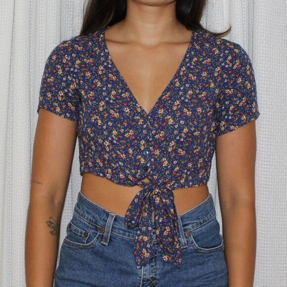 American Eagle - Crop Front-Tie Top & Shorts 2-Piece Set | Small | Dainty Floral - Picture 8 of 8